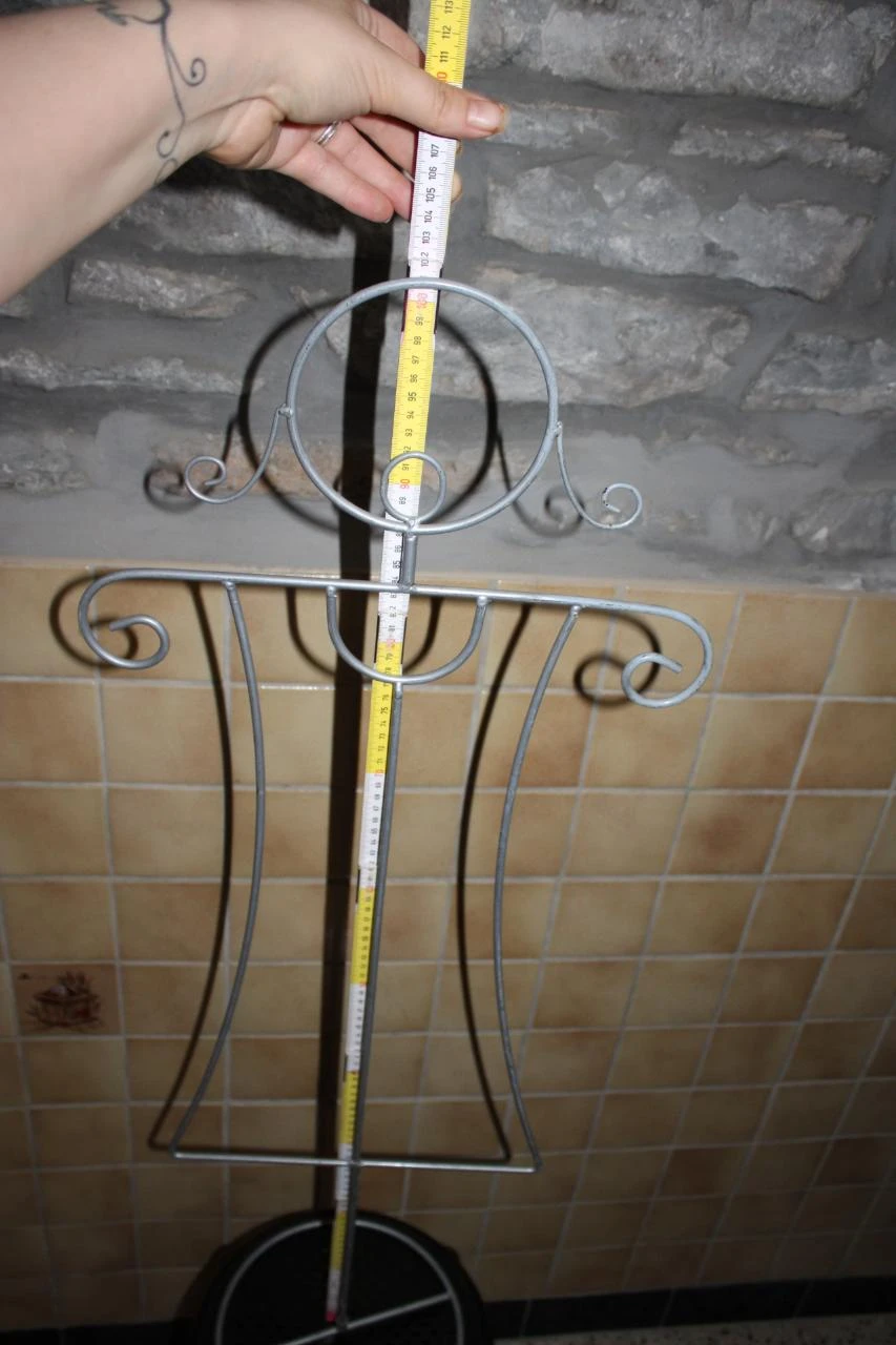 Wrought iron mannequin girl – photo 2